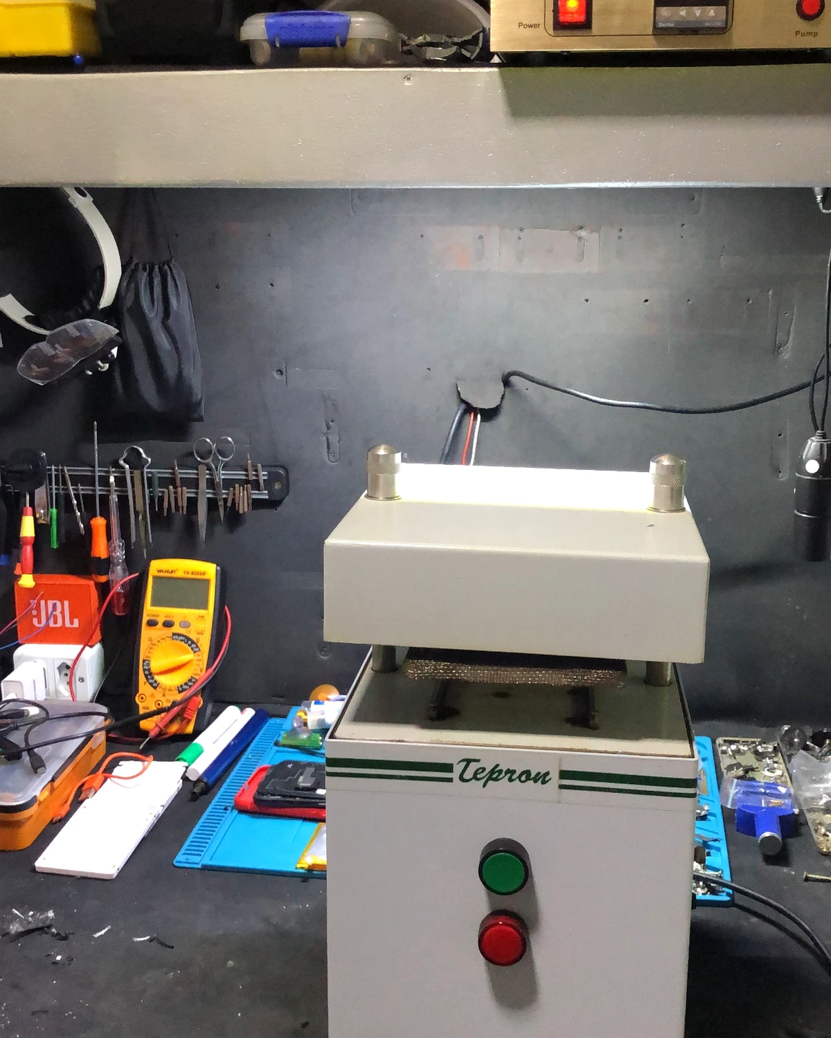 Equipamento técnico Teprom em bancada real da Tech Dome